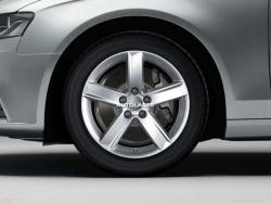 Зимнее шипованное колесо Audi A4 с автошиной 225/55/16 Michelin X-ICE NORTH 2. 8K0073616AMCE/516AMCE